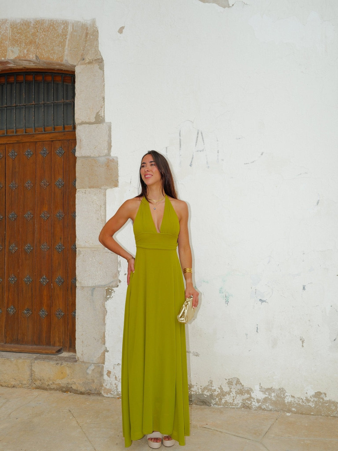 Abito lungo in chiffon verde oliva con scollatura a V