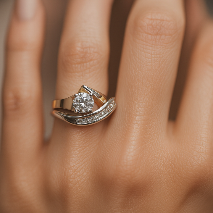 Karla - Anello vintage asimmetrico in oro e argento con zirconi