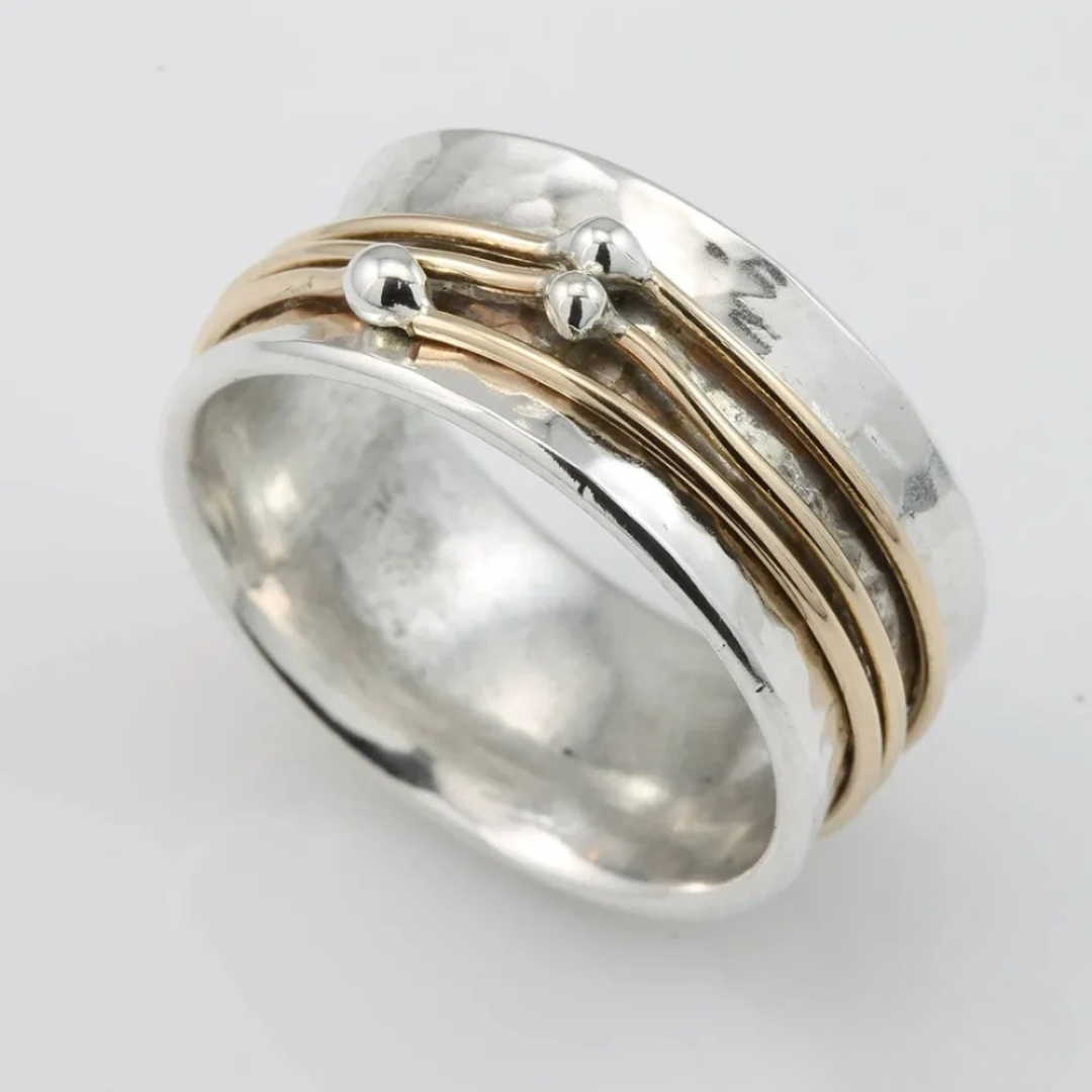 Marlene – Anello largo leggermente martellato con accenti dorati