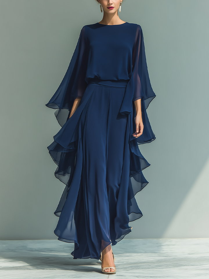 Top blu scuro con pantaloni dritti con volant
