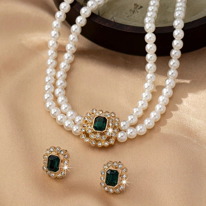 "COLLANA ELVIRA in perle e smeraldi" can be rewritten as "COLLANA ELVIRA: Perle e Smeraldi".