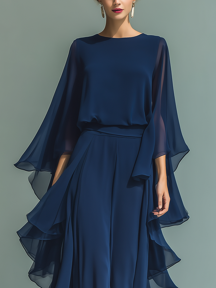 Top blu scuro con pantaloni dritti con volant