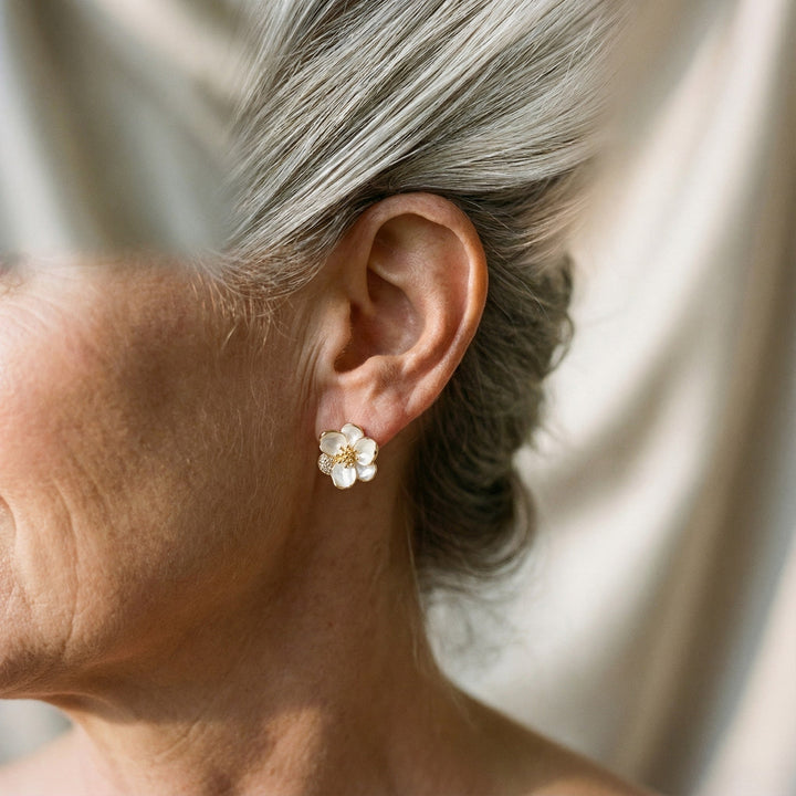 Eleganti orecchini in oro a forma di petali