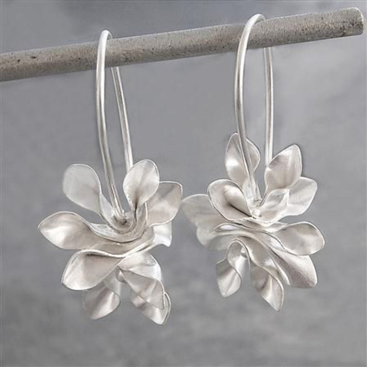 Orecchini vintage in argento con fiori asimmetrici