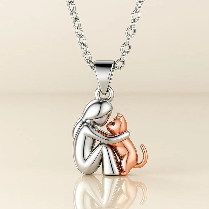 Collana con pendente a forma di gatto che abbraccia