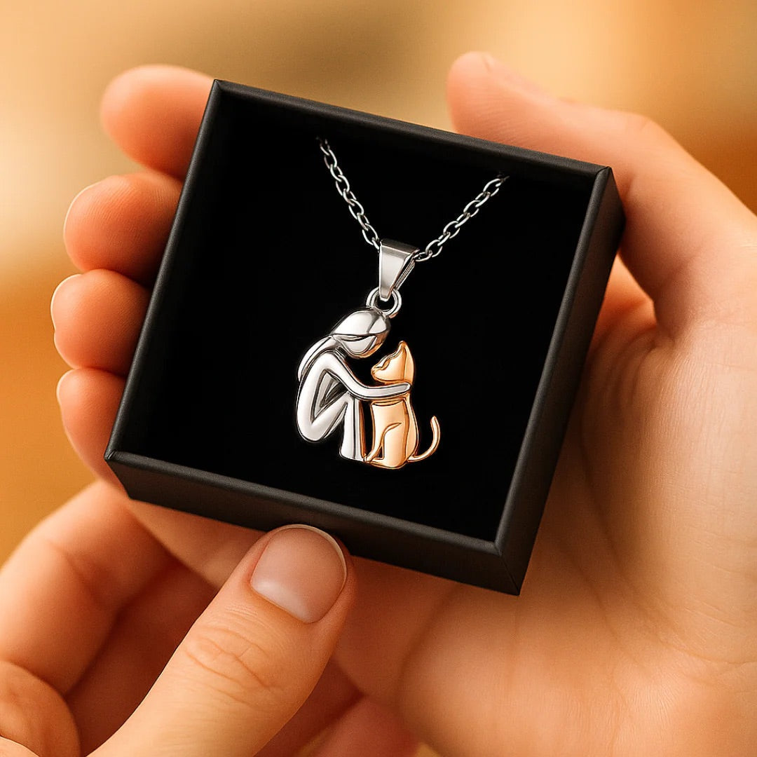 Collana con pendente a forma di gatto che abbraccia