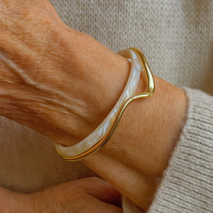 Braccialetto chic aperto in smalto bianco e oro