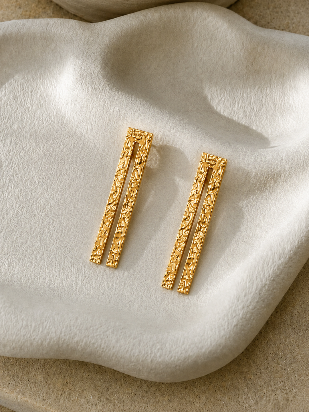 Orecchini lunghi in oro con design a schiena aperta