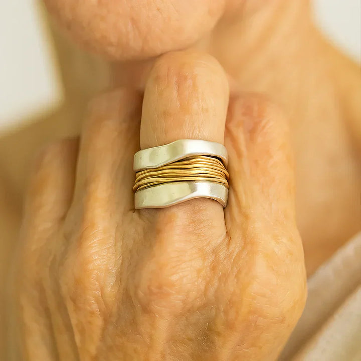 Anello in argento adornato con fili d'oro