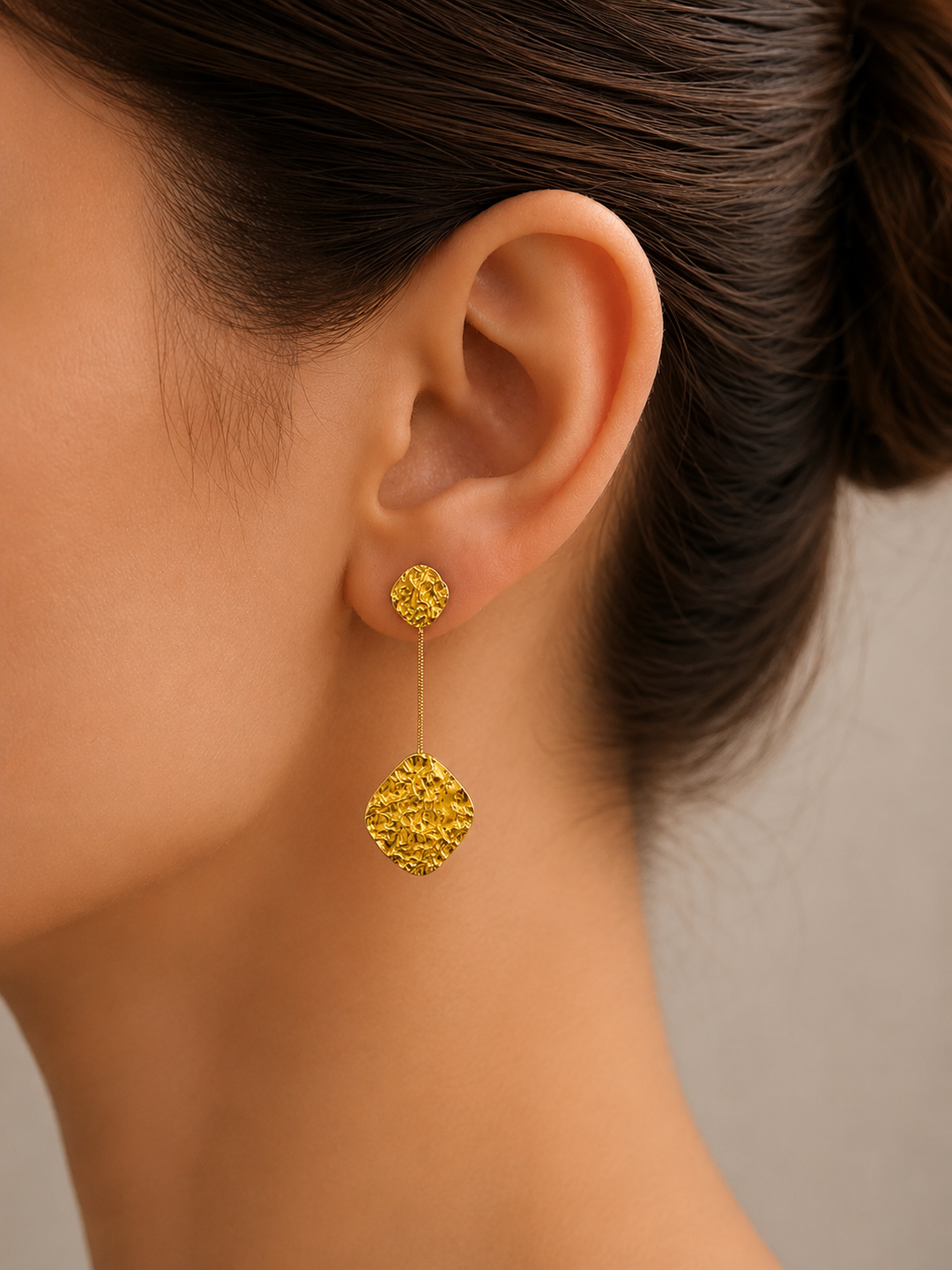 Orecchini lunghi in oro a forma di diamante