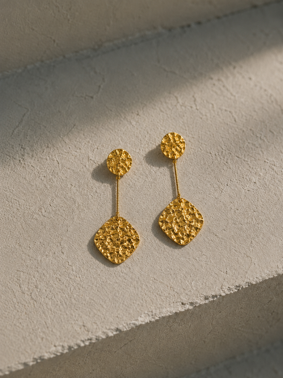 Orecchini lunghi in oro a forma di diamante