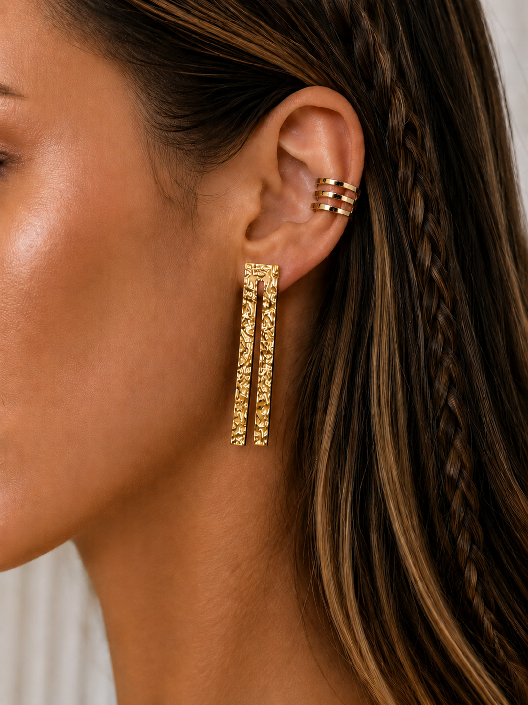 Orecchini lunghi in oro con design a schiena aperta