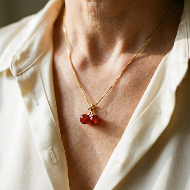 Collana in oro con ciondolo a ciliegia