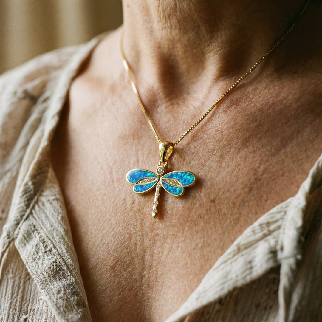 Collana in oro con opale e motivo a libellula