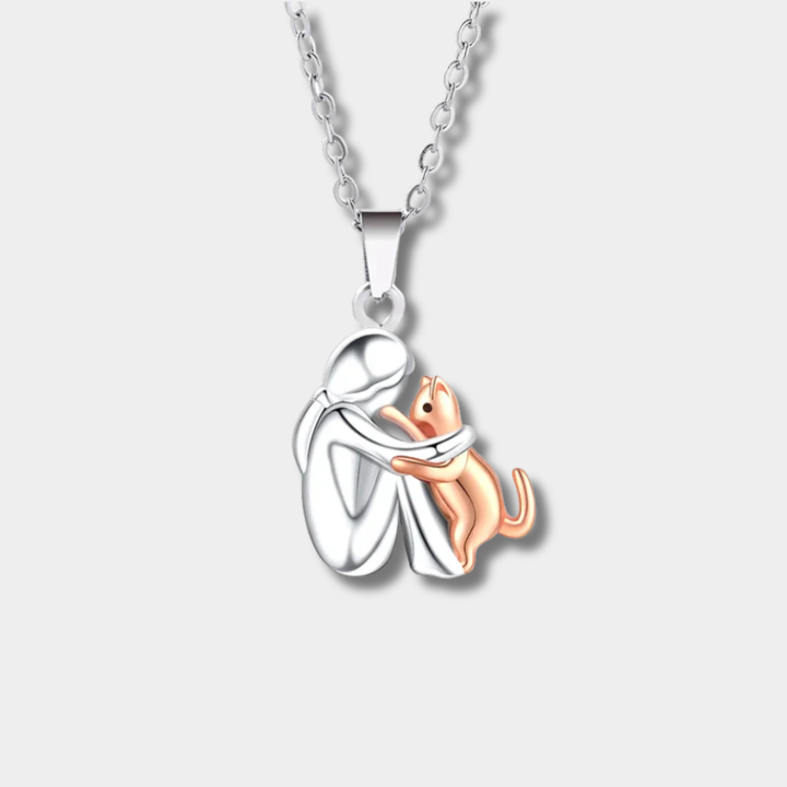 Collana con pendente a forma di gatto che abbraccia