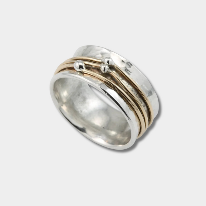 Marlene – Anello largo leggermente martellato con accenti dorati