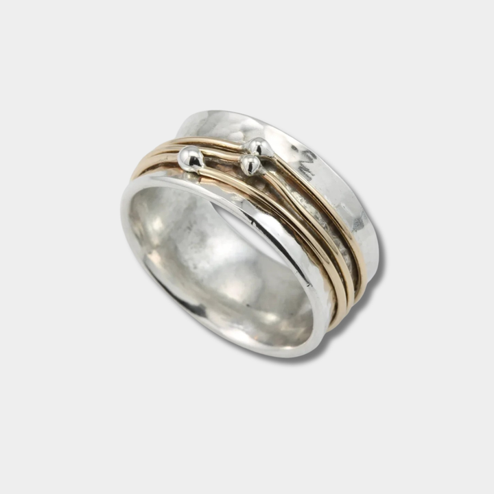 Marlene– Anello largo finemente battuto con accenti dorati