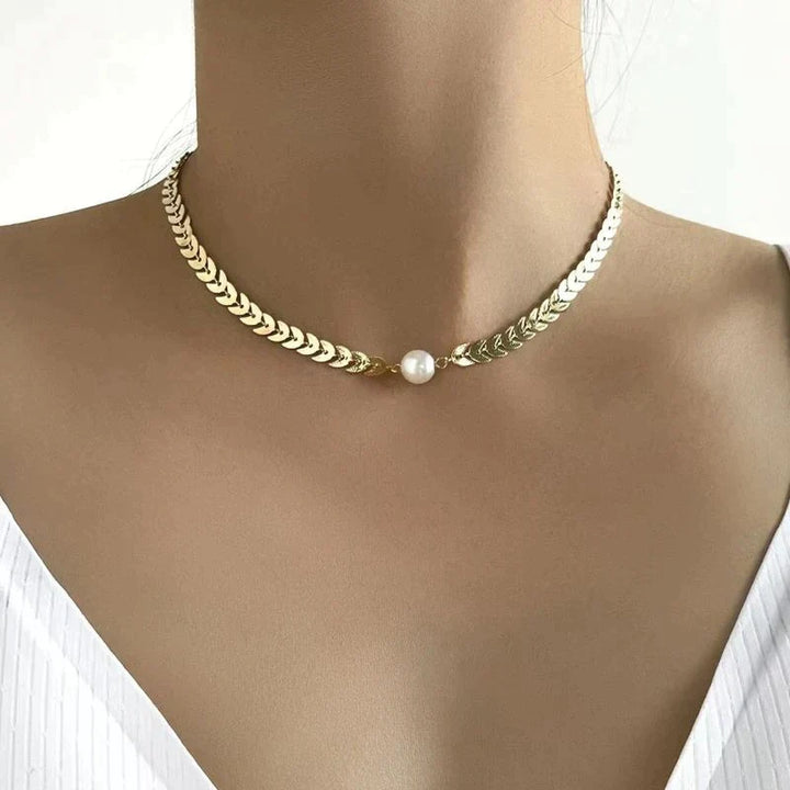 Collana in stile greco con perla color oro