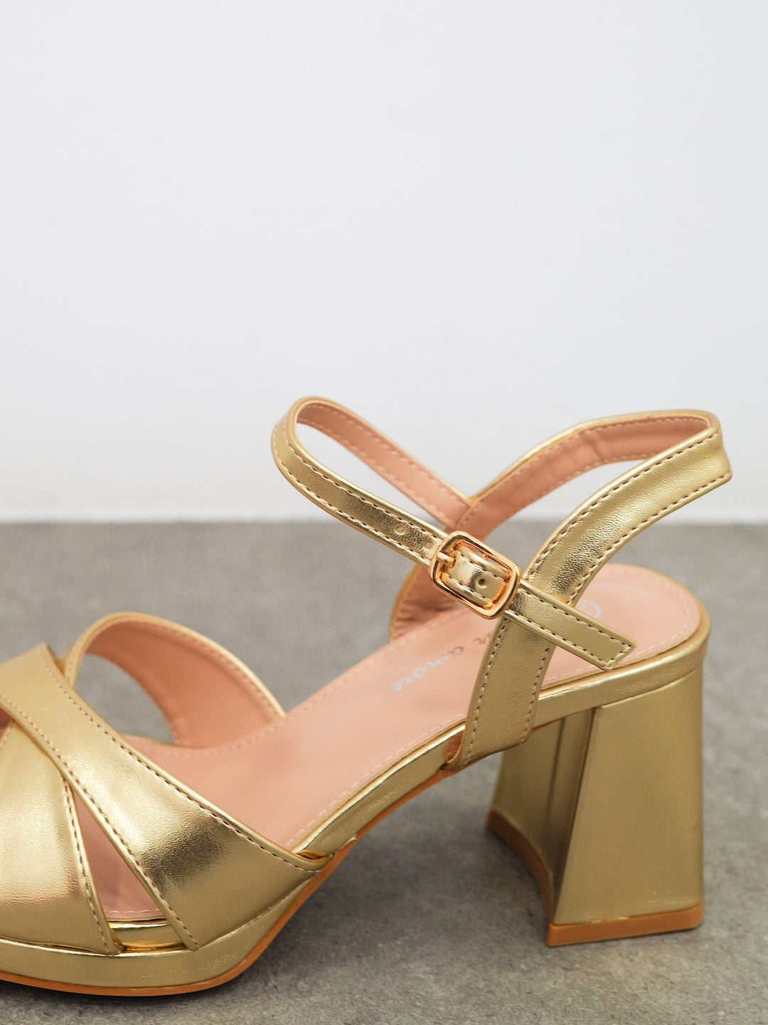 Sandali Oro con Piattaforma e Cinghie Intrecciate