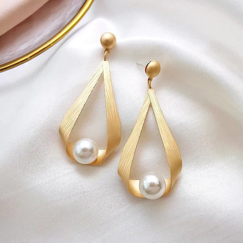 Eleganti orecchini cerchio con cristalli e perle rotonde