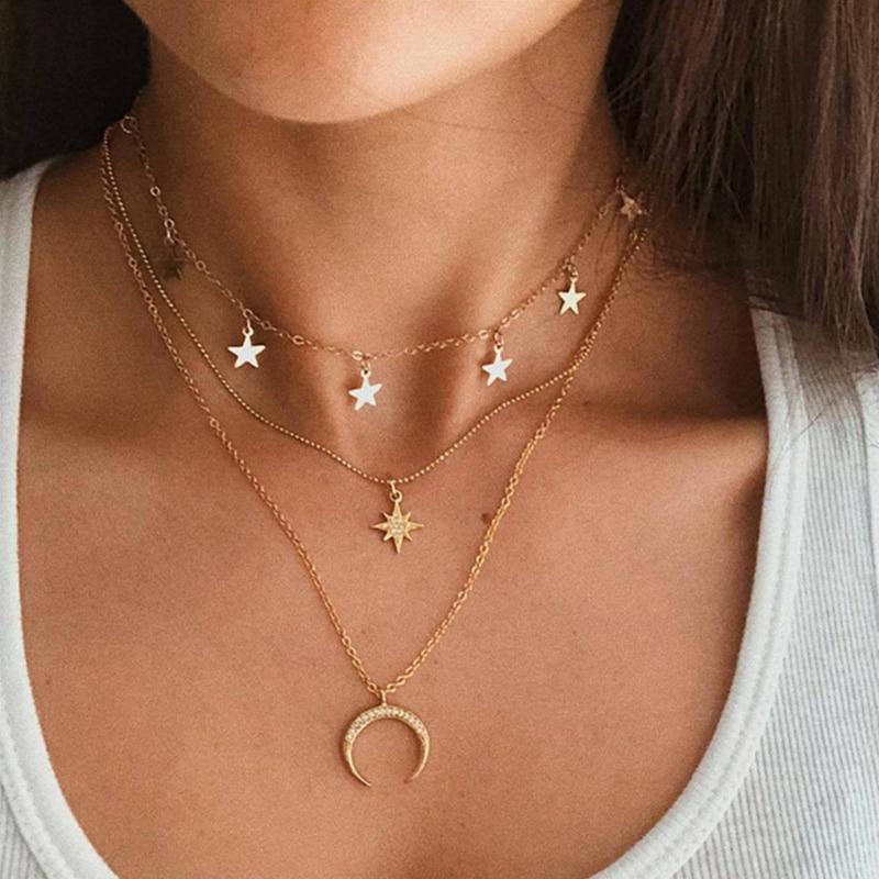 LUNA | Elegante collana dorata con raffinato design lunare