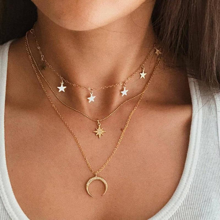 LUNA | Elegante collana dorata con raffinato design lunare