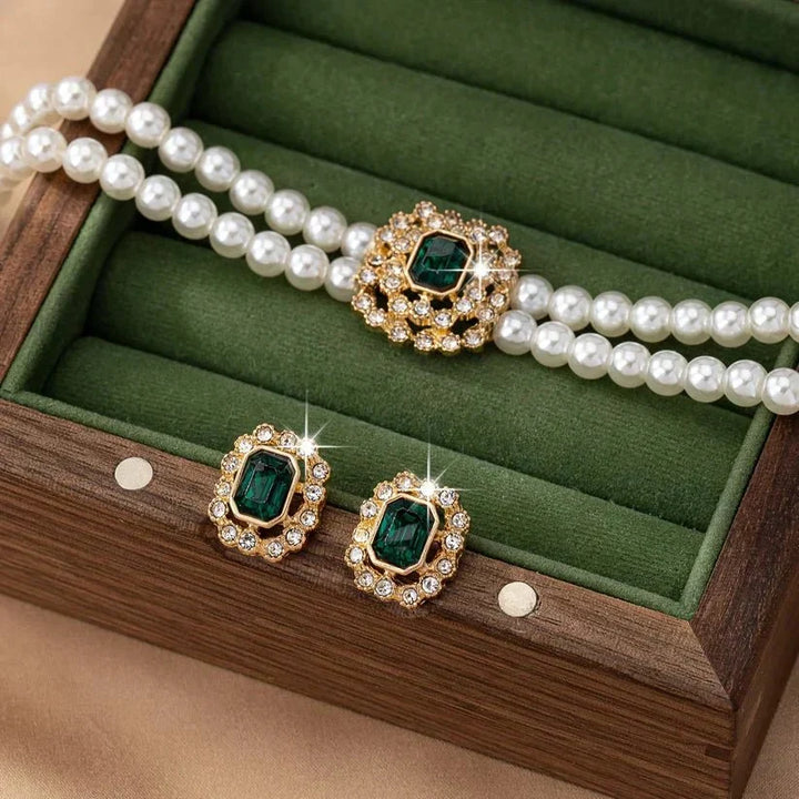 "COLLANA ELVIRA in perle e smeraldi" can be rewritten as "COLLANA ELVIRA: Perle e Smeraldi".
