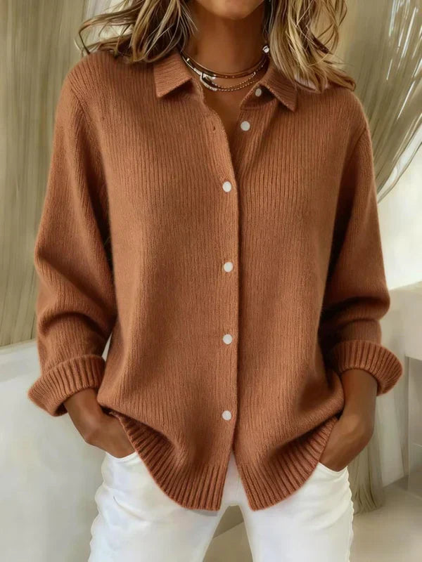 Leandra - Elegante Cardigan Lungo" can be rewritten as "Leandra - Chic Long Cardigan.