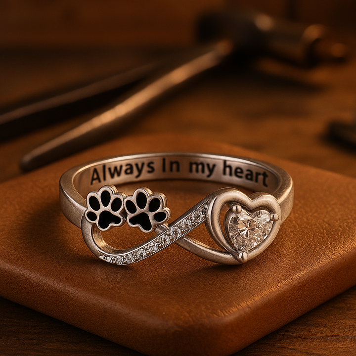 Anello in zirconio con design a cuore infinito