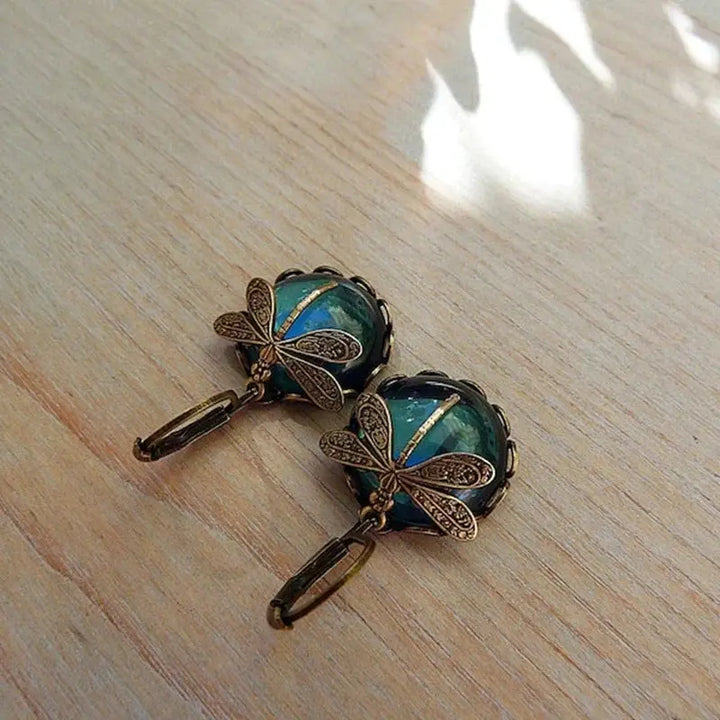 Orecchini vintage sferici dorati con libellula