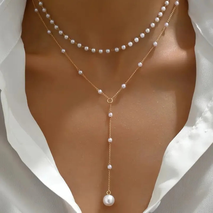 Collana di perle a doppio filo con ciondoli