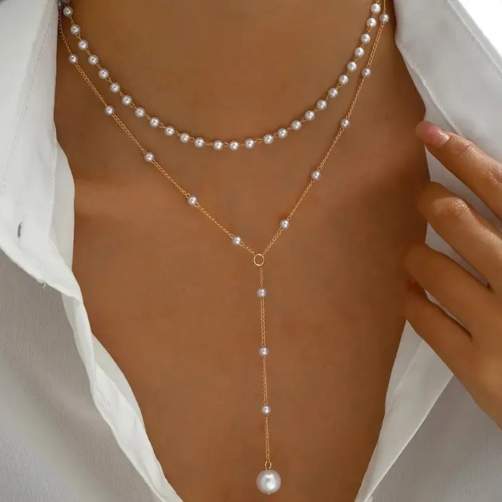 Collana di perle a doppio filo con ciondoli
