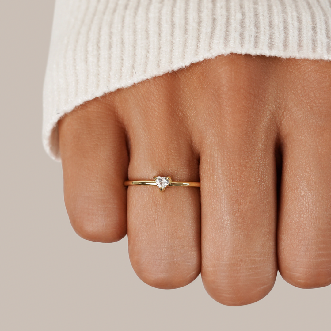 Leonie – Un semplice anello d’oro con una superficie liscia.