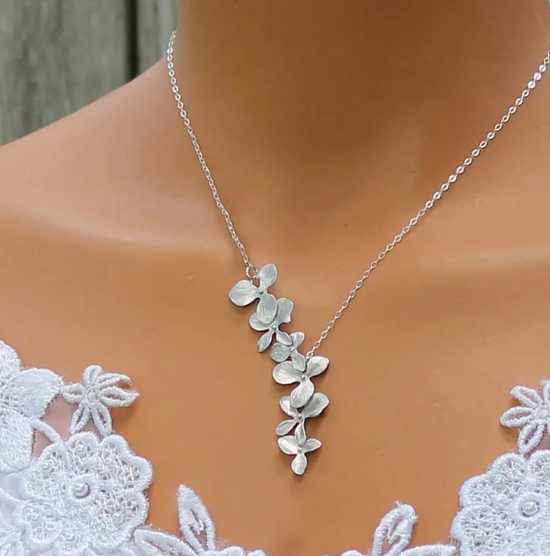 Set collana e orecchini a petali in argento