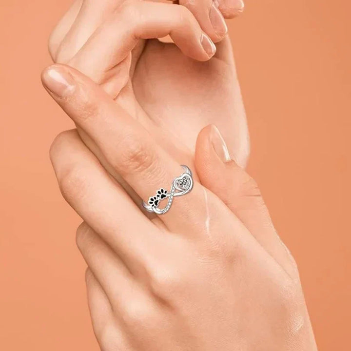 Anello in zirconio con design a cuore infinito