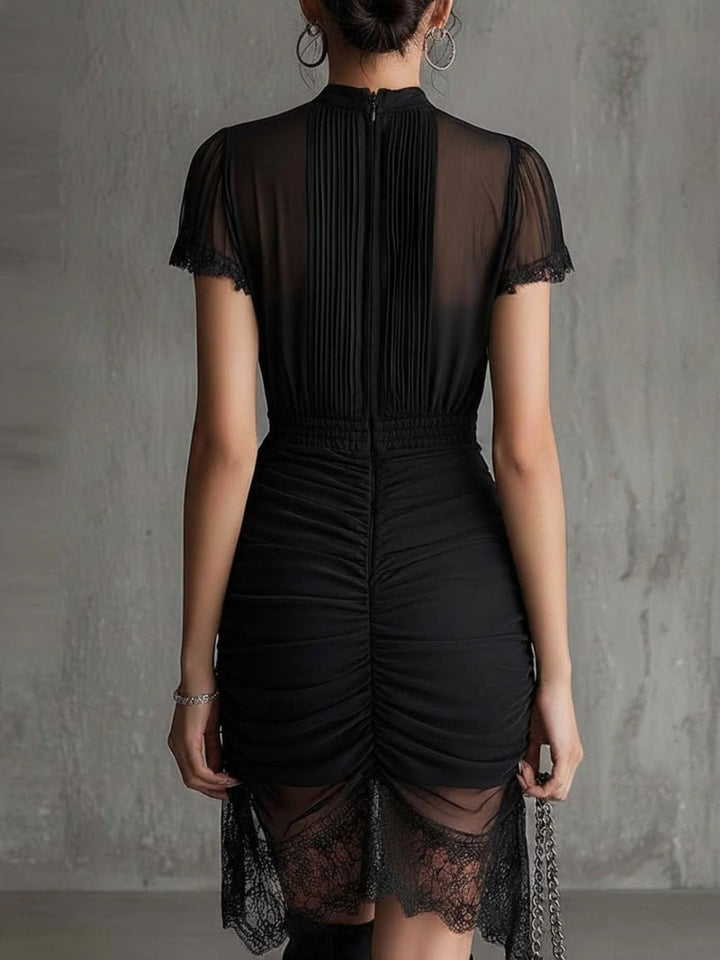 Mini abito nero in chiffon con vita plissettata e bordo in pizzo