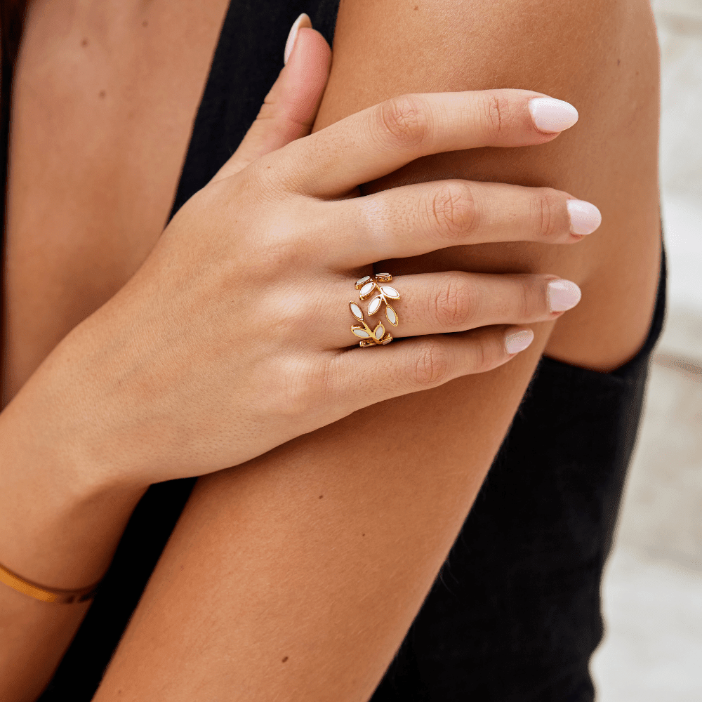 Anello con foglia in oro