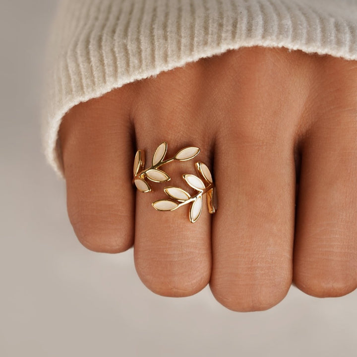 Anello con foglia in oro