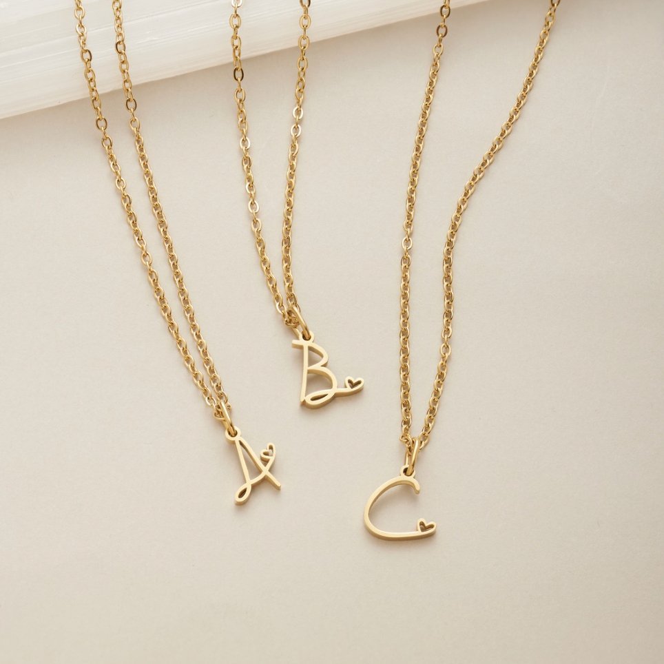 Collana a cuore con iniziali dorate