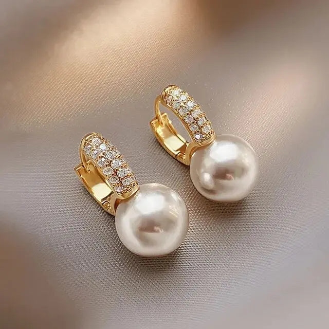 Orecchini di perle abbelliti con strass