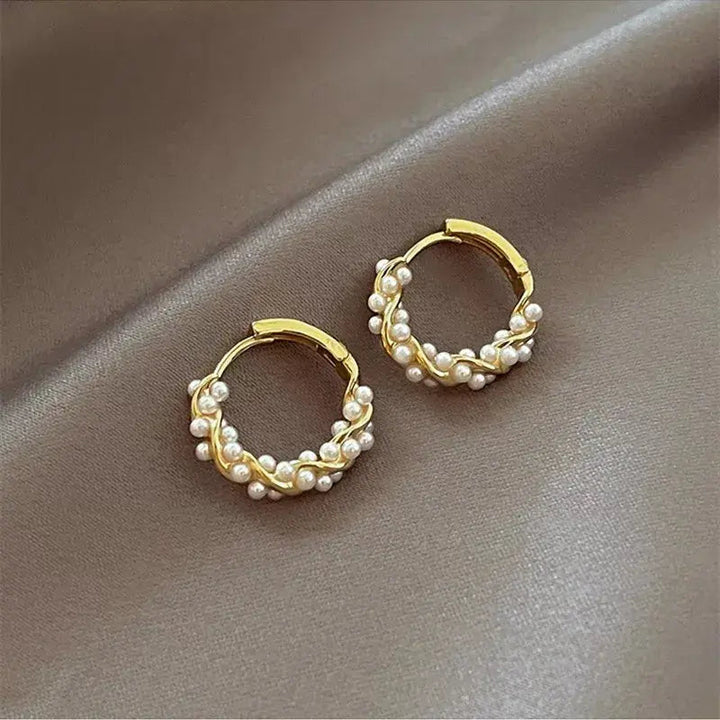 Eleganti orecchini rotondi di perle
