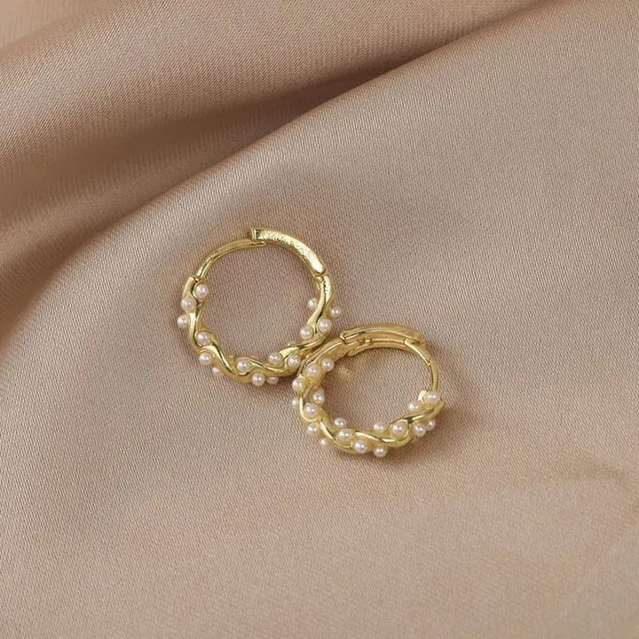 Eleganti orecchini rotondi di perle