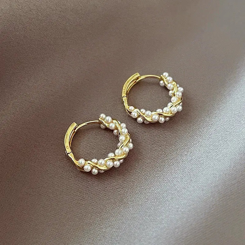 Eleganti orecchini rotondi di perle