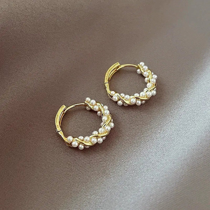 Eleganti orecchini rotondi di perle