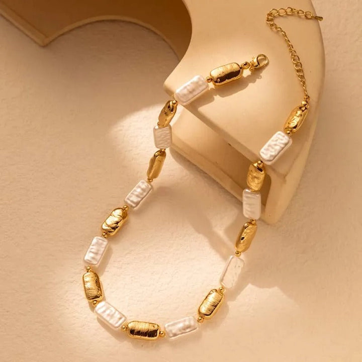 Collana vintage con perle rettangolari oro e bianche