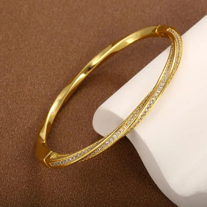Un elegante braccialetto in cristallo con doppia fila di perline placcate in oro