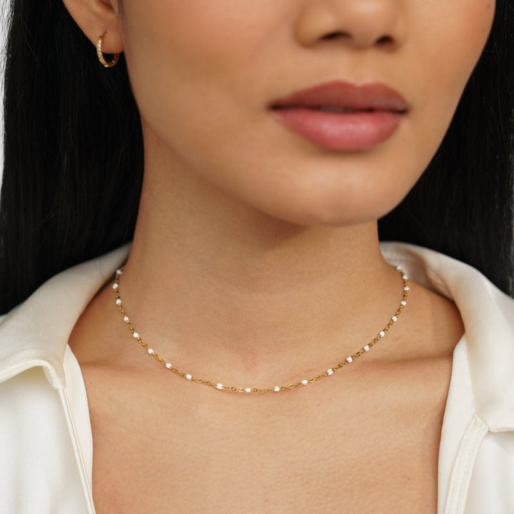 Sabina – Choker dorato delicato con mini perle