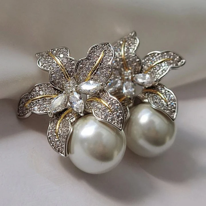 Eleganti orecchini floreali con perle