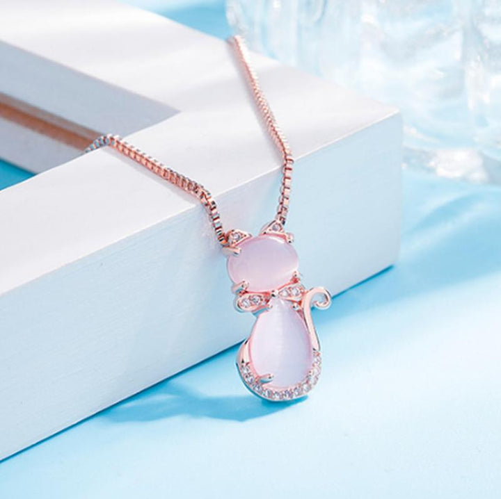 Incantevole collana con pietra rosa a forma di gatto adornata con zircone