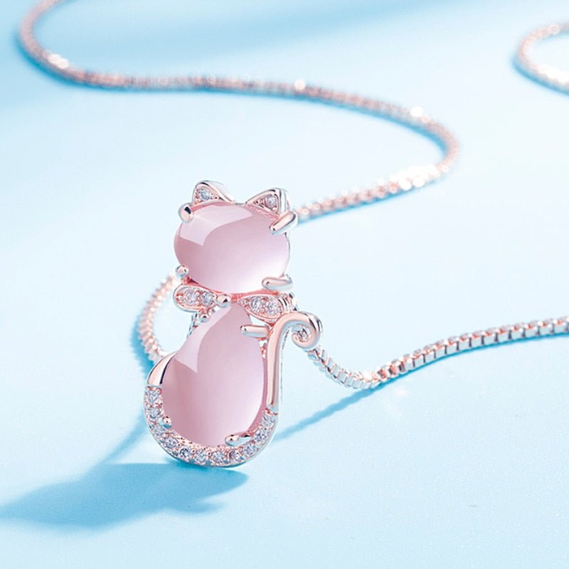Incantevole collana con pietra rosa a forma di gatto adornata con zircone